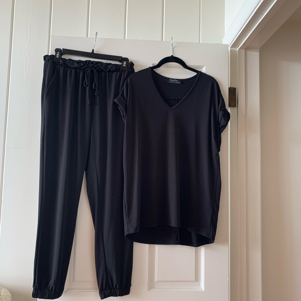 EUC Brigitte Brianna 2 pc blouse tee & street jogger set. Medium Wrinkle Free